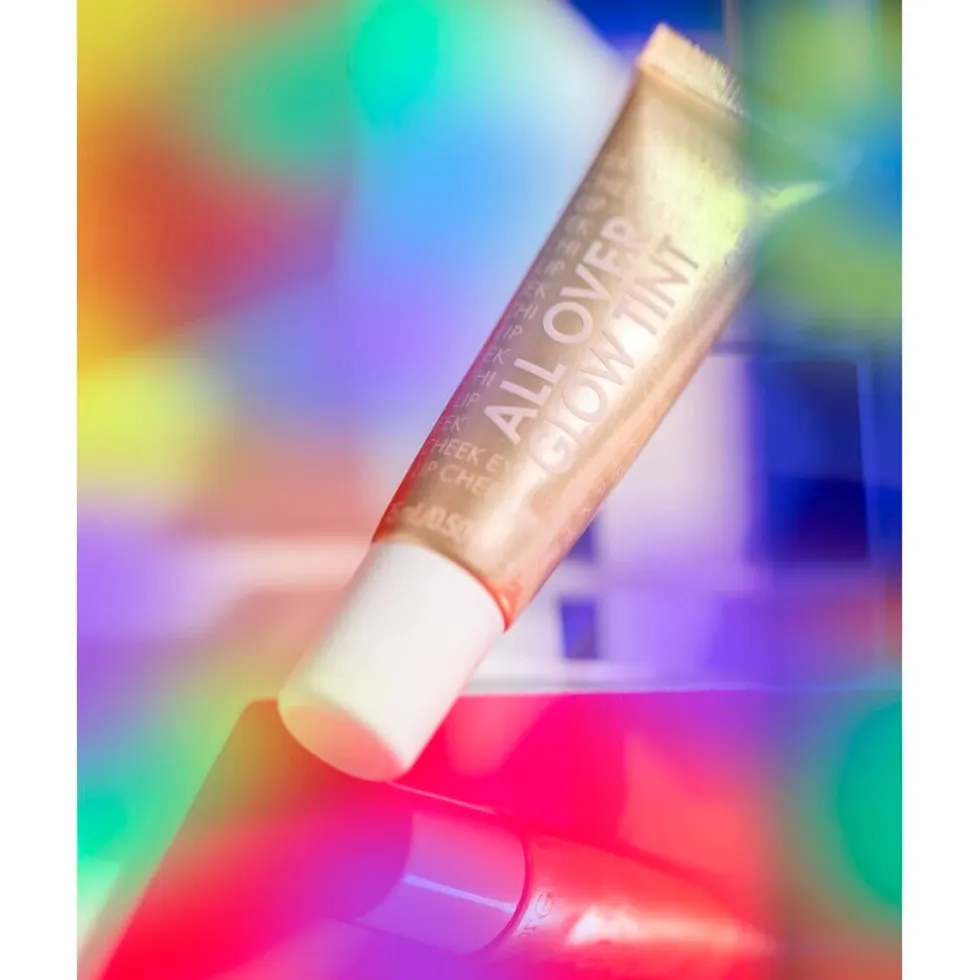 Catrice All Over Glow Tint 010 Beaming Diamond Foundation